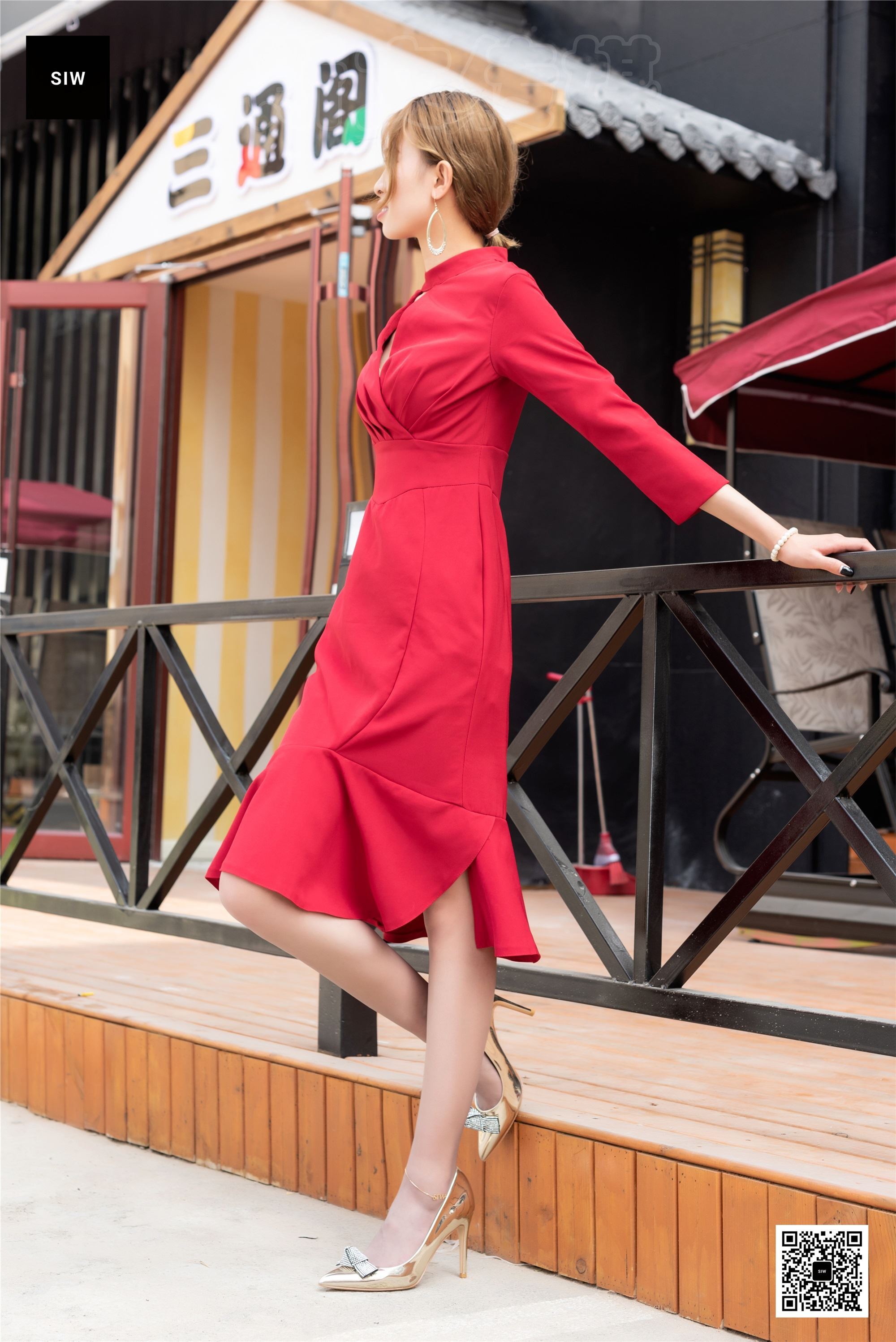 SIW斯文传媒 047 火红立领七分袖别致鱼尾裙 - 新芳